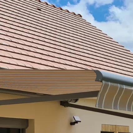 Store banne installé sur terrasse à Vézelay offrant une protection solaire moderne et fonctionnelle.