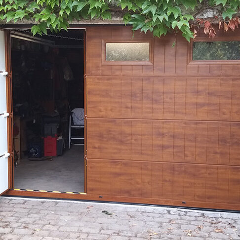 Pose de porte en PVC imitation bois