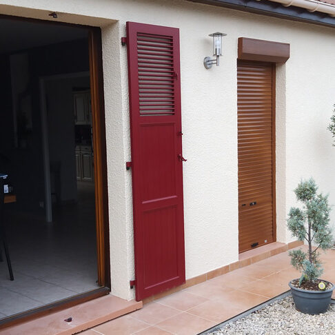 Volet persienne rouge électrique ou manuel