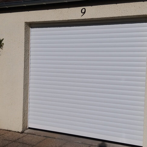 Installation de porte de garage en PVC roulant