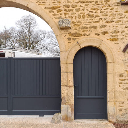 Pose de portail et portillon sur mesure en aluminium Avallon