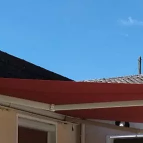 Store extérieur installé sur terrasse à Avallon, offrant une protection solaire moderne et fonctionnelle.