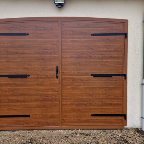 Porte de garage en bois électrique sur mesure à Avallon