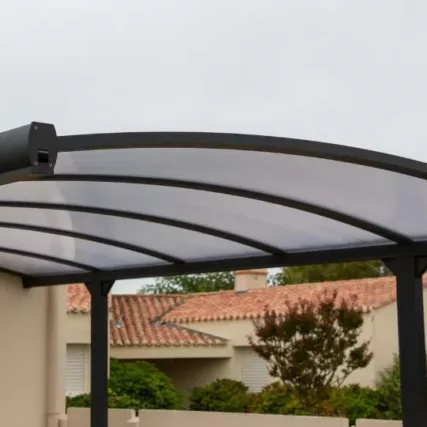 Carport sur mesure installé à Avallon, offrant protection contre les intempéries et ajoutant du style à votre extérieur.