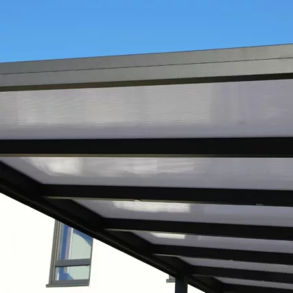 Pergola aluminium installé à Avallon, résistance aux intempéries et sans entretien.
