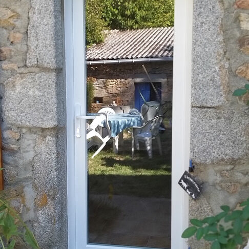 Installation de porte d'entrée à Vézelay