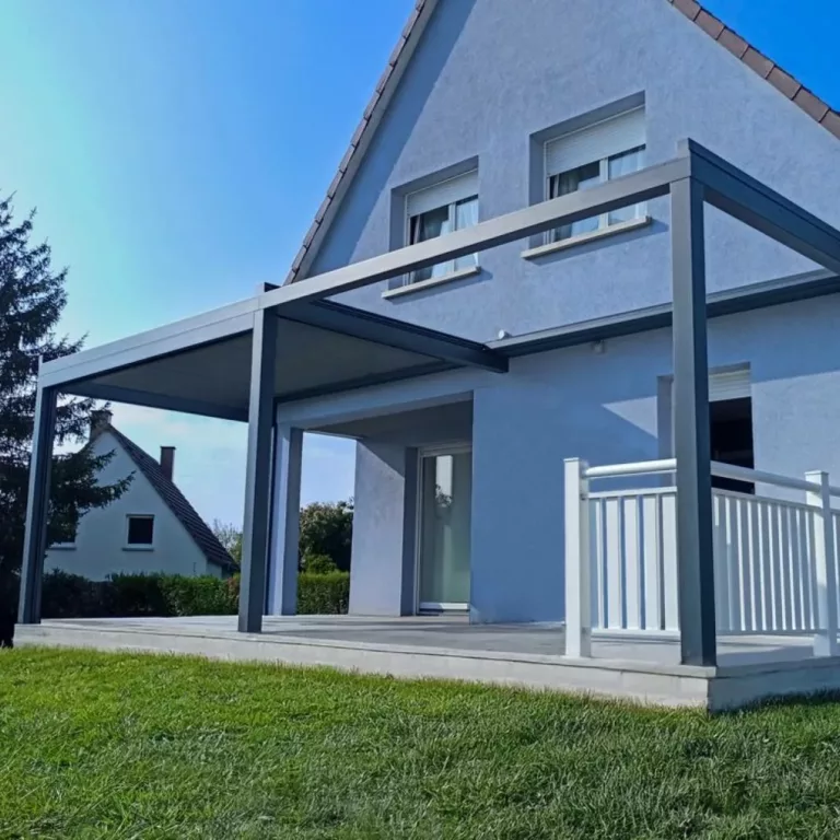 Pergola aluminium installée sur une terrasse à Tonnerre, sans entretien