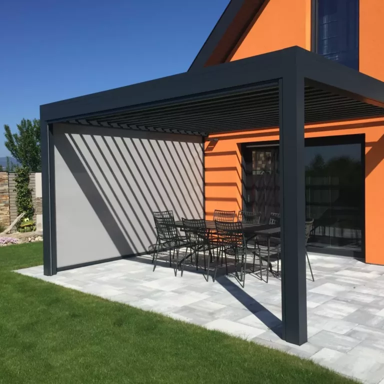 Pergola bioclimatique installée à Avallon, résistante aux intempéries et sans entretien