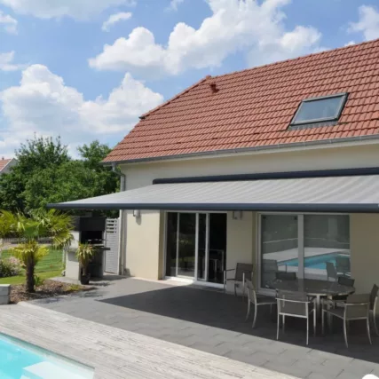 Store extérieur installé sur terrasse à Avallon, offrant une protection solaire moderne et fonctionnelle.